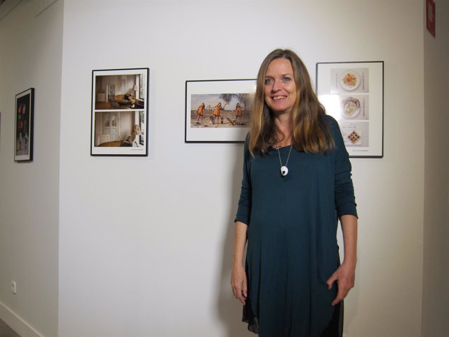 La artista Ouka Leele junto con las tres fotografías ganadoras de Upcycling