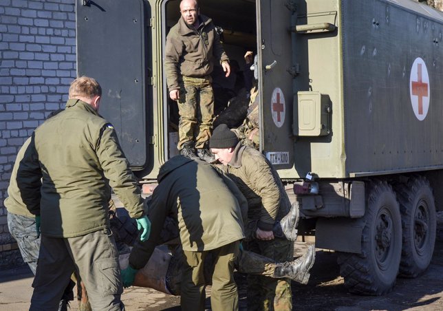 Fuerzas ucranianas trasladan el cuerpo de una víctima de los enfrentamientos