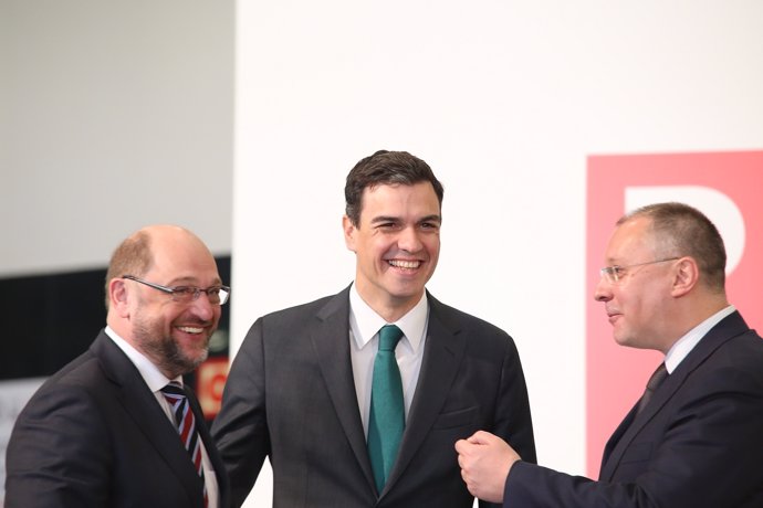 Pedro Sánchez con Martin Schulz (izquierda) y Sergei Stanishev