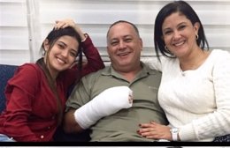 Diosdado Cabello, con la mano escayolada, con su esposa e hija