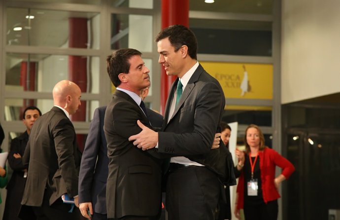 Manuel Valls y Pedro Sánchez se saludan en la cumbre de líderes socialistas