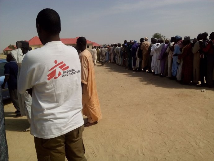 Refugiados que huyen de la violencia en Nigeria, ayudados por MSF