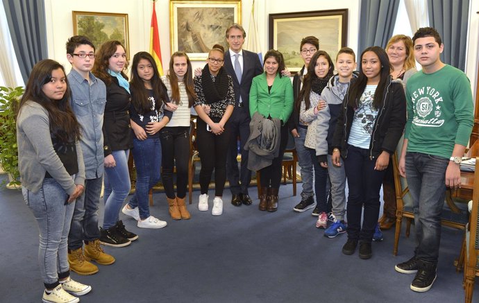 El alcalde con alumnos del colegio San Martín 
