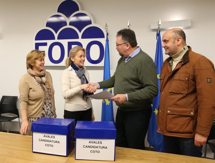 Cristina Coto haciendo entrega de los avales a su candidatura