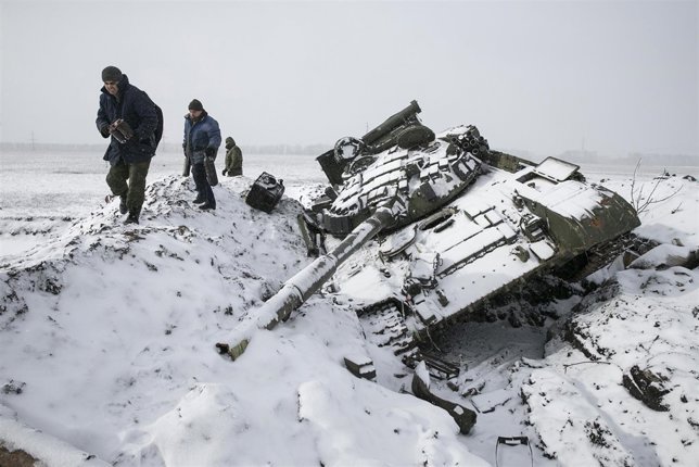 Carro de combate y milicianos separatistas cerca de Debaltseve