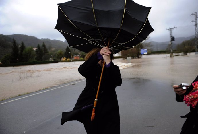 Viento España mujer con paraguas