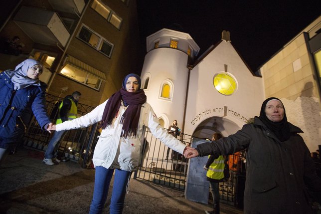 Mujeres musulmanas forman un anillo de la paz en una sinagoga de Oslo