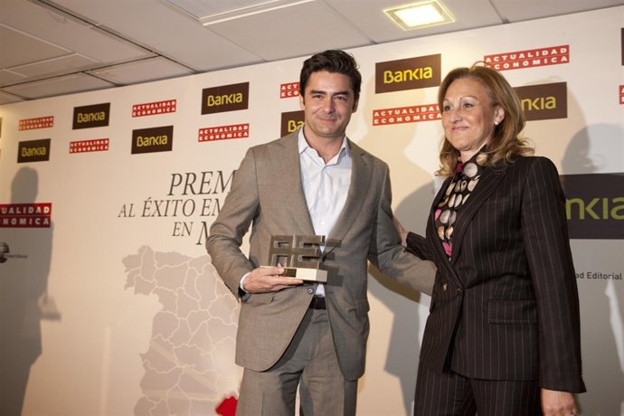 El fundador de Abarca Shoes, Pedro Martínez-Abarca, recoge el premio 