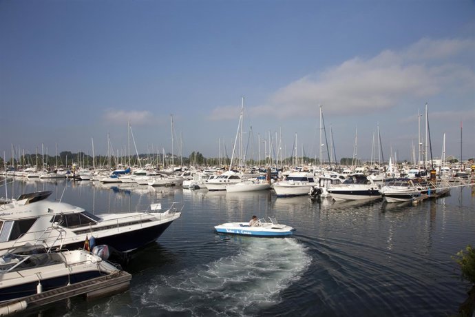 Puerto deportivo Raos