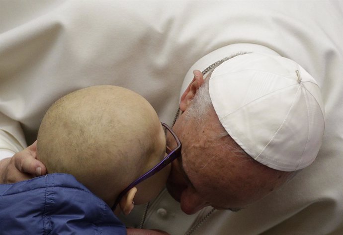 El Papa Francisco besa a un niño enfermo