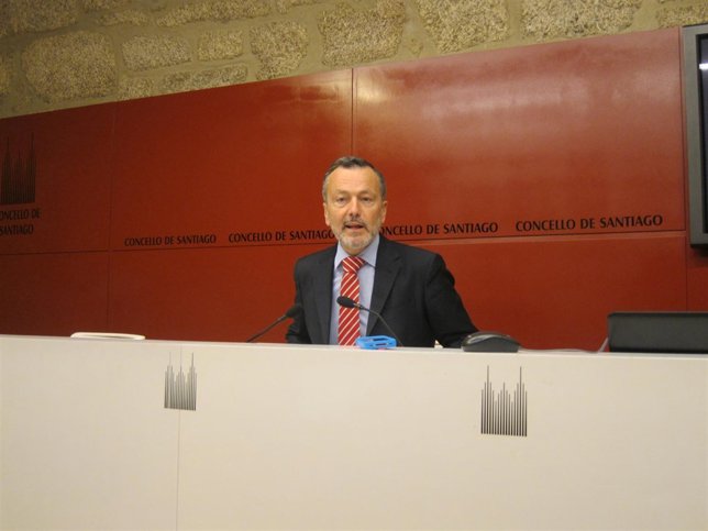 El alcalde de Santiago, Agustín Hernández, en la rueda de prensa tras la junta