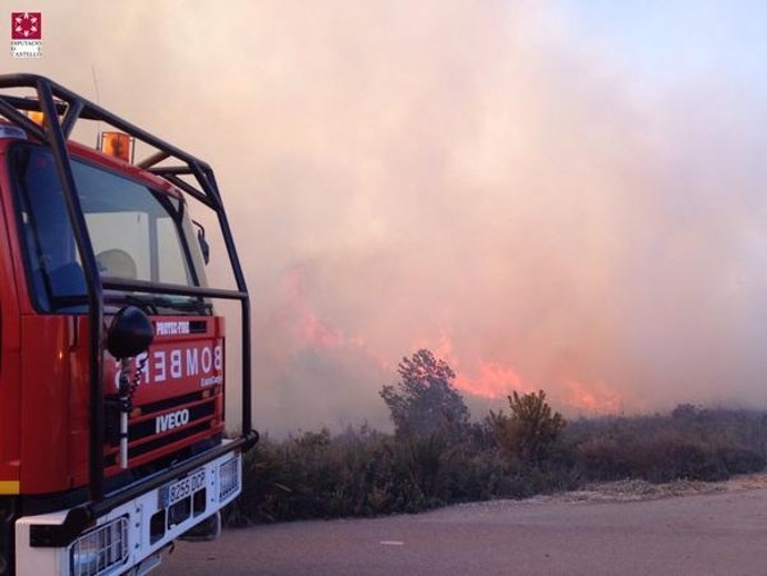 Incendio de vegetación en Vall d'Alba