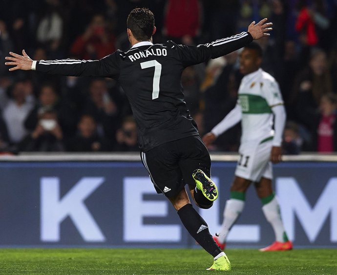 Cristiano Ronaldo marca ante el Elche
