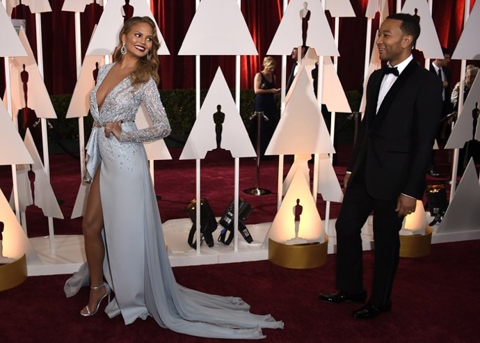 Chrissy Teigen quita el hipo mostrando sus imponentes piernas en los Oscar