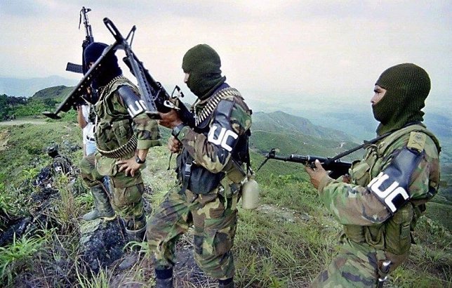 Soldados de las FARC armados.