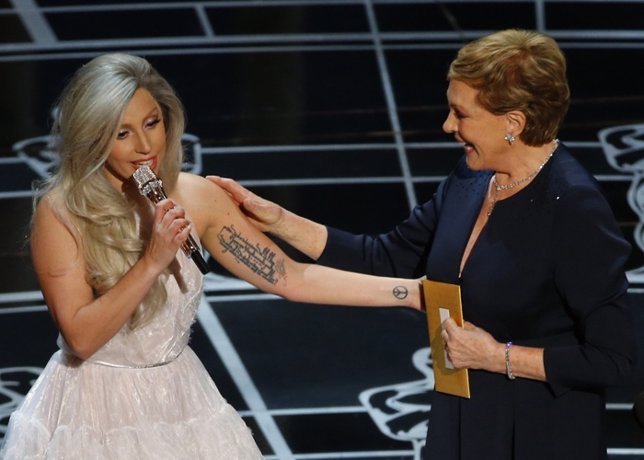 Julie Andrews muy emocionada con la magistral interpretación de Lady Gaga