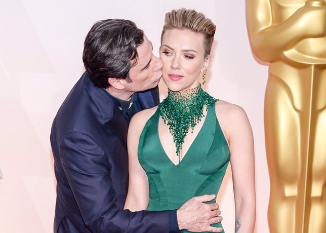 El beso de John Travolta que 'petrificó' a Scarlet Johansson en los Oscar