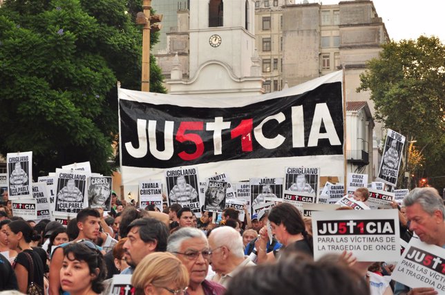 Cientos de personas reclaman justicia por la tragedia de Once en Buenos Aires