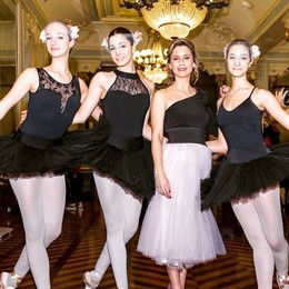 La diseñadora Fuen Viudes con bailarinas del Conservatorio
