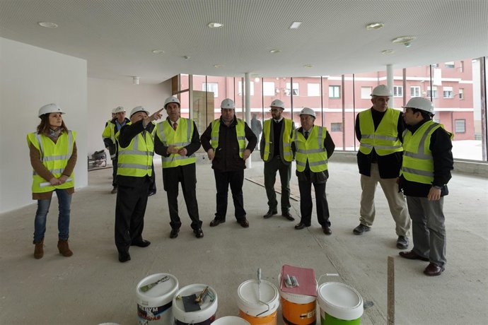 Diego durante la visita al futuro centro vecinal