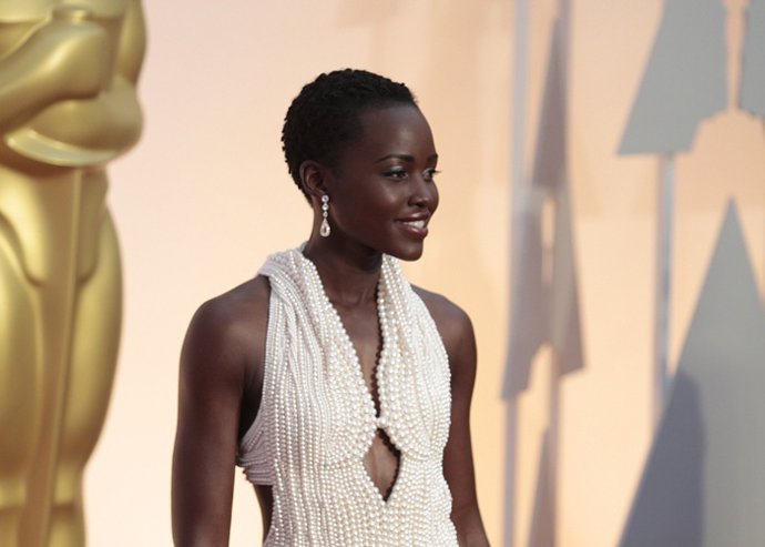Lupita Nyong'o 6000 perlas para cubrir su cuerpo en los Óscar 2015
