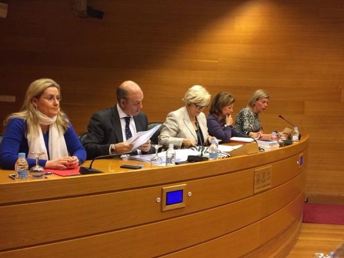 Ibáñez (centro) en Comisión de Sanidad