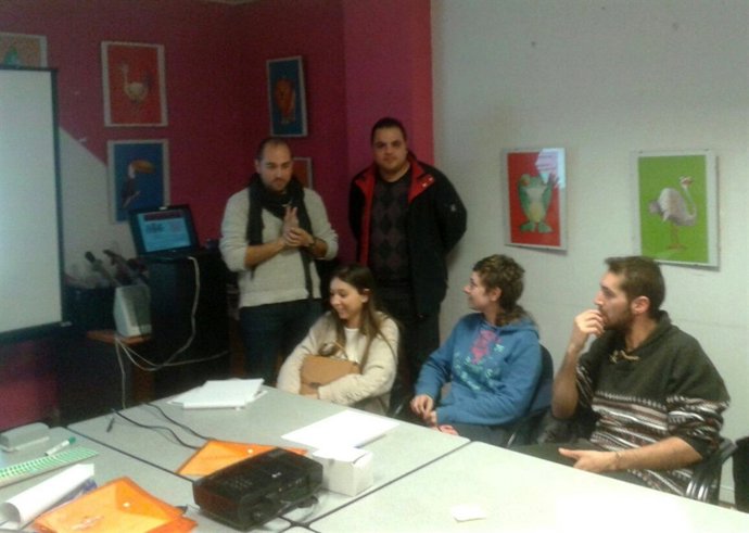 Torres, de pie a la derecha, con miembros de Gentes y participantes en el taller