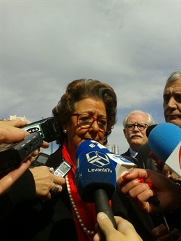 Barberá atiende a los medios