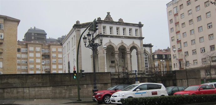 Mercado de Puerto Chico con el centro Madrazo en su plaza superior