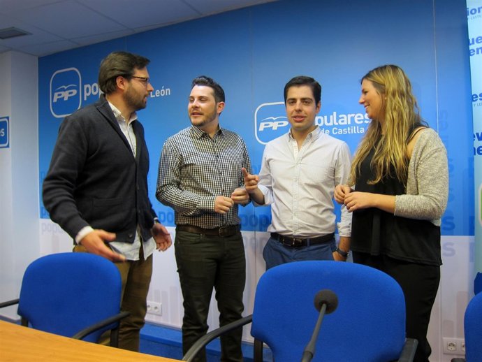 Responsables de NNGG CyL, en rueda de prensa en la sede regional. 