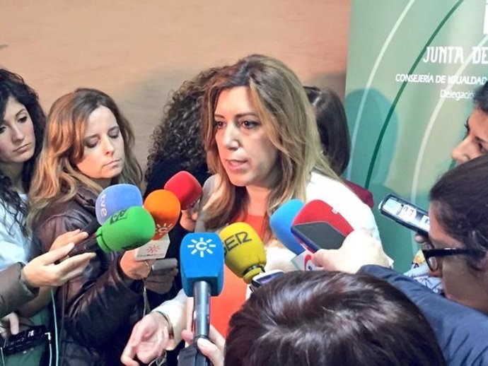 Susana Díaz atiende a los medios en centro de atención primaria de Valdezorras