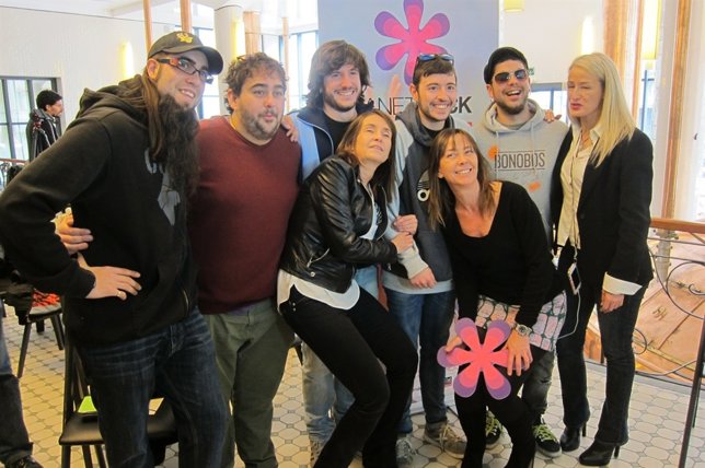 Los componentes de Txarango con los organizadores del CanetRock