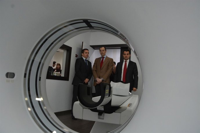 Manuel Llombart, en el centro, durante la visita a la policlínica IMED 