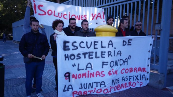 Concentracion de trabajadores la fonda por impagos 10 nominas