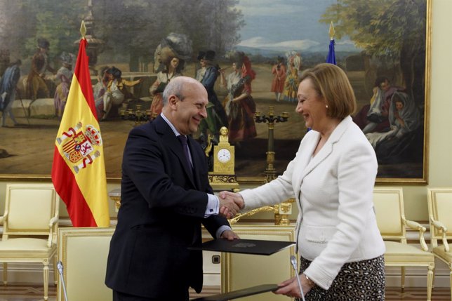 El ministro y la presidenta han firmado un acuerdo este lunes en Madrid