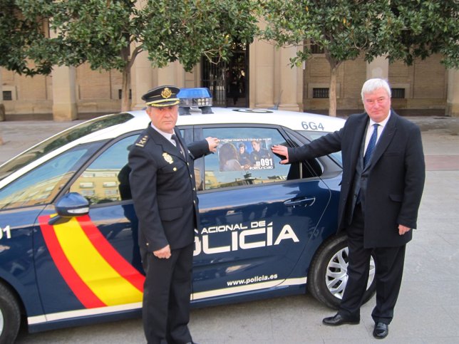 Alcalde y Jefe de la Policía Nacional ante coche contra violencia género