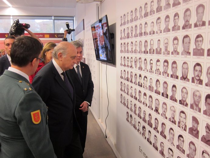 El ministro Jorge Fernández visita una exposición de la Guarcia Civil