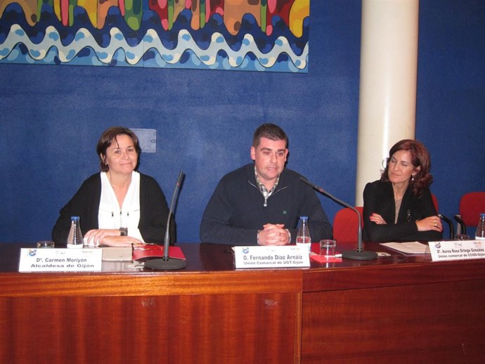 Moriyón (izquierda) durante el acto por la igualdad salarial. 