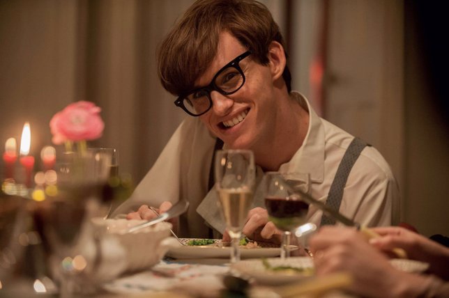 Eddie Redmayne es Stephen Hawking en  La teoría del todo