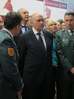 El ministro Jorge Fernández junto al general jefe de Catalunya Ángel Gozalo,