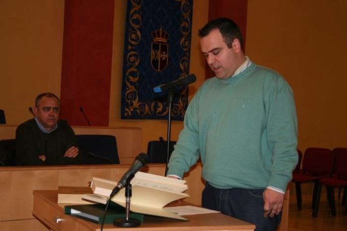 El nuevo concejal jura su cargo.