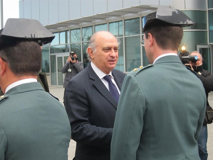 El ministro Jorge Fernández pasa revista de la Guardia Civil en Tarragona