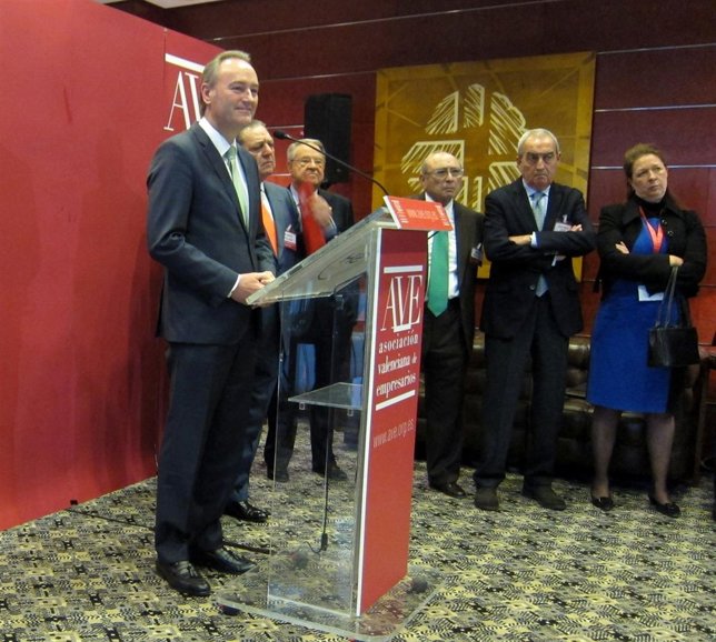 El presidente Fabra atiende a los periodistas junto a miembros de AVE.