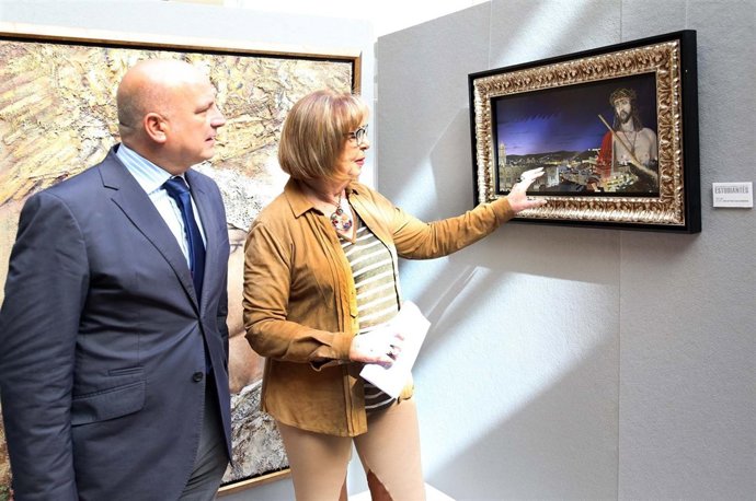 Adelaida exposición muestra carteles rectorado cofradía estudiantes