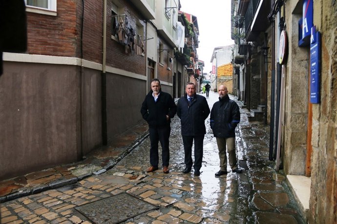 El alcalde y los dos concejales en la calle San Francisco