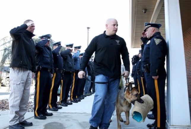 Emotivo adiós a un perro policía antes de su sacrificio por una enfermedad termi