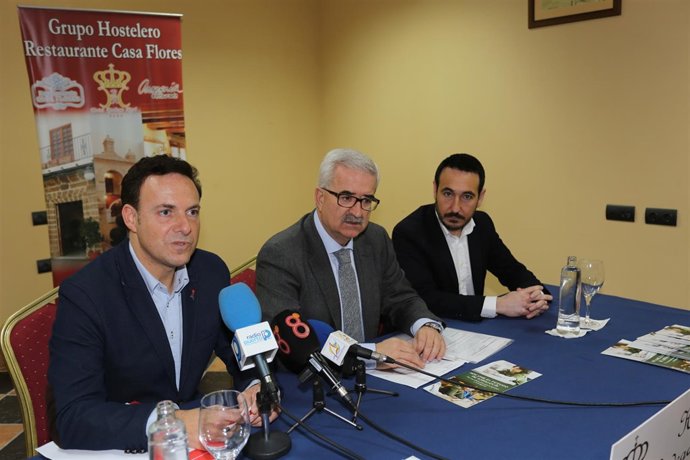 Jiménez Barrios, en el centro, en rueda de prensa