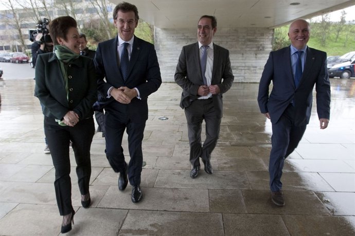  Alberto Nunez Feijoo, Acompañado Da Conselleira De Sanidade, Rocio Mosquera, E 
