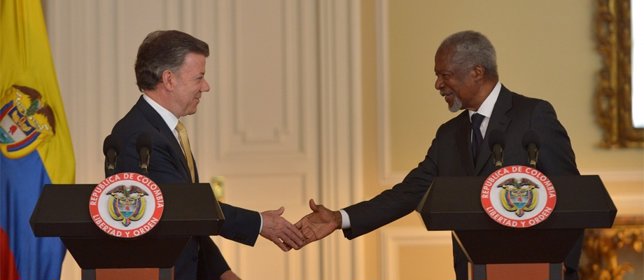 El presidente de Colombia, Juan Manuel Santos, y el ex jefe de la ONU Kofi Annan