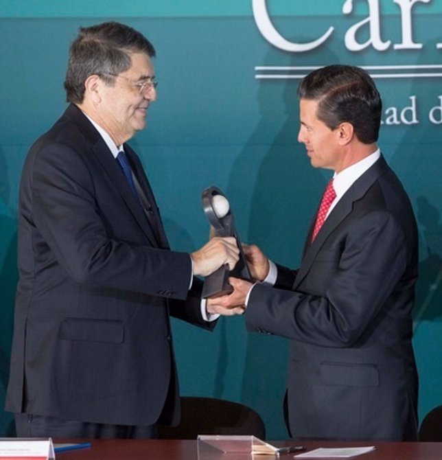 Peña Nieto entrega a Sergio Ramírez Premio Carlos Fuentes